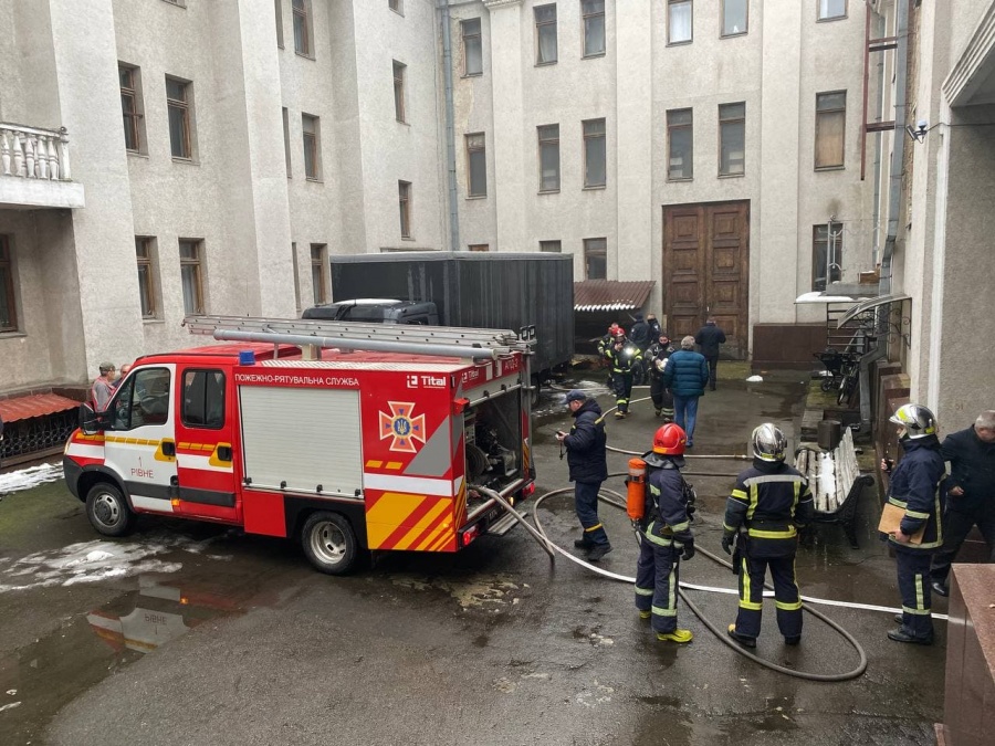 25 рятувальників гасили пожежу в рівненському театрі (+ФОТО)