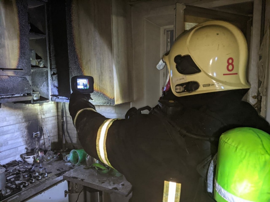 Вночі 11 рятувальників гасили пожежу в Сарнах (+ФОТО)