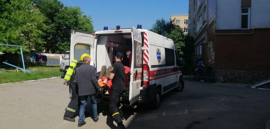 У Костополі пожежники врятували літню жінку із задимленої квартири
