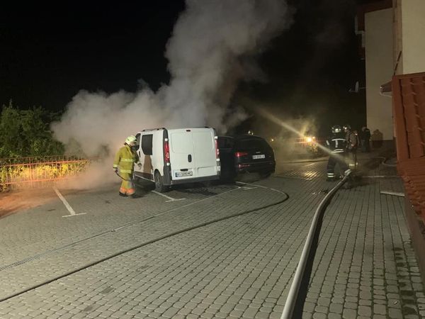 У Рівному вогнеборці не допустили до знищення вогнем двох автомобілів