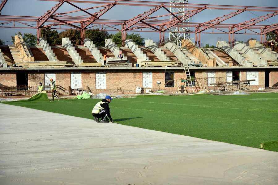 На стадіоні “Авангард» облаштовують газон та працюють над західною трибуною