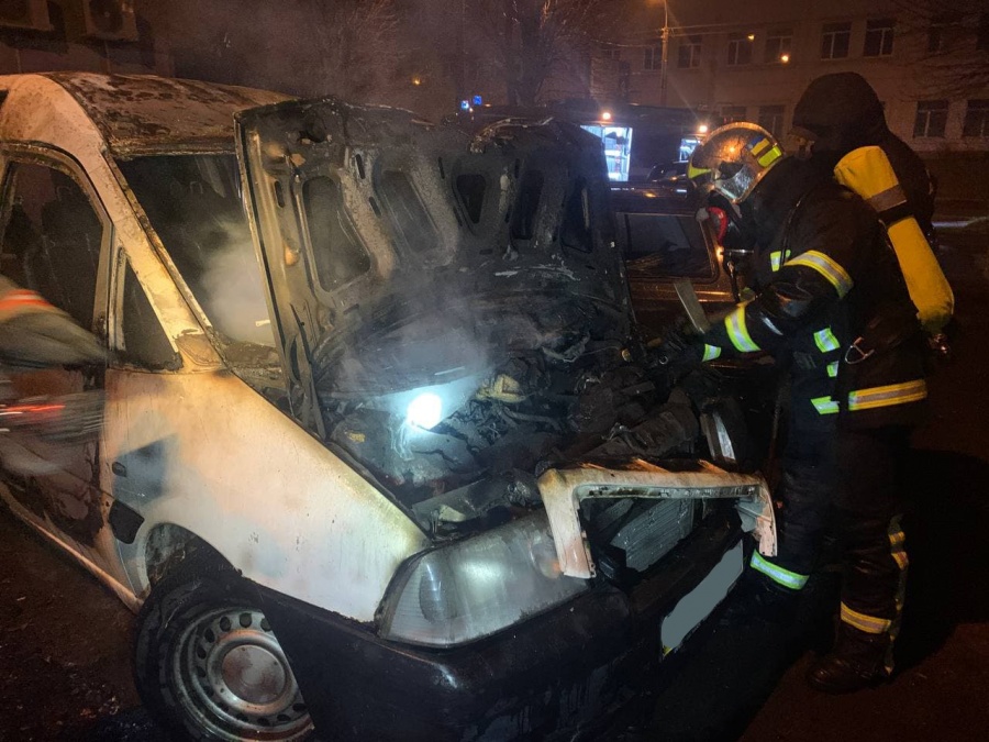 Рівненські вогнеборці ліквідували пожежу у легковому автомобілі