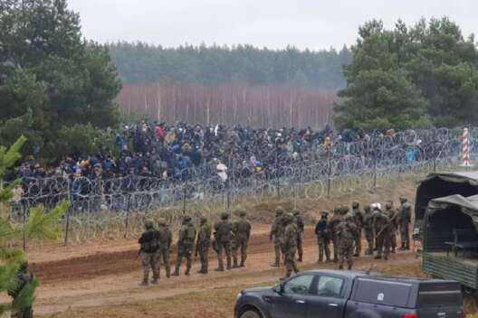 Правоохоронці Польщі: Білоруські силовики "озброюють" та контролюють дії біженців