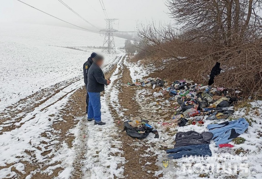 На Рівненщині оштрафували чоловіка, який вивіз сміття у невстановлене місце