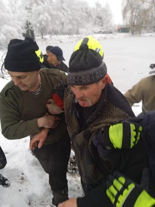 У Дубно очевидці врятували чоловіка, який провалився під кригу