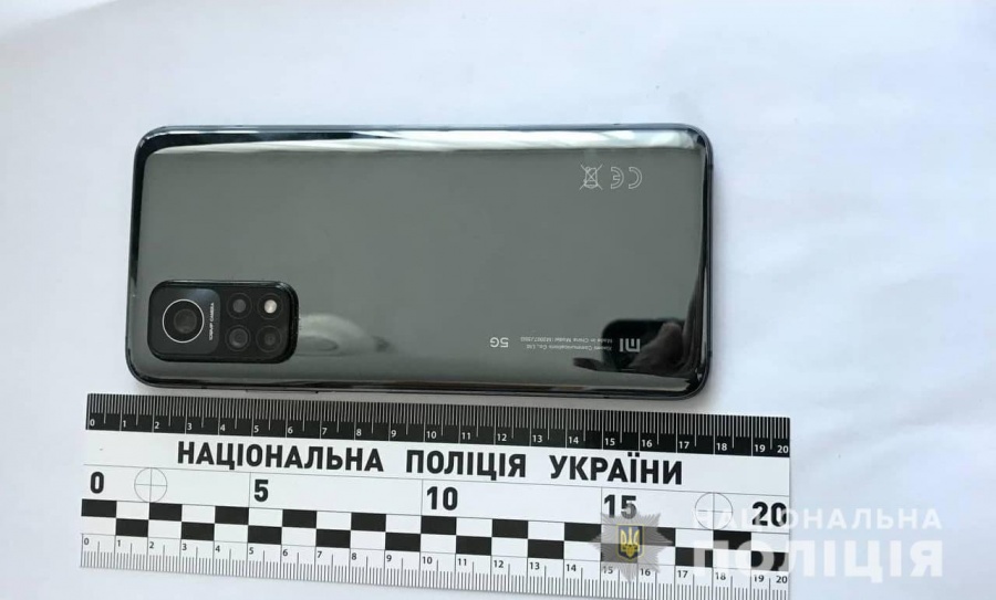 У Костополі жінка вкрала телефон з робочого столу держустанови