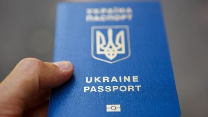 Виїзд із України – за закордонним паспортом, прикордонники пояснюють, чому