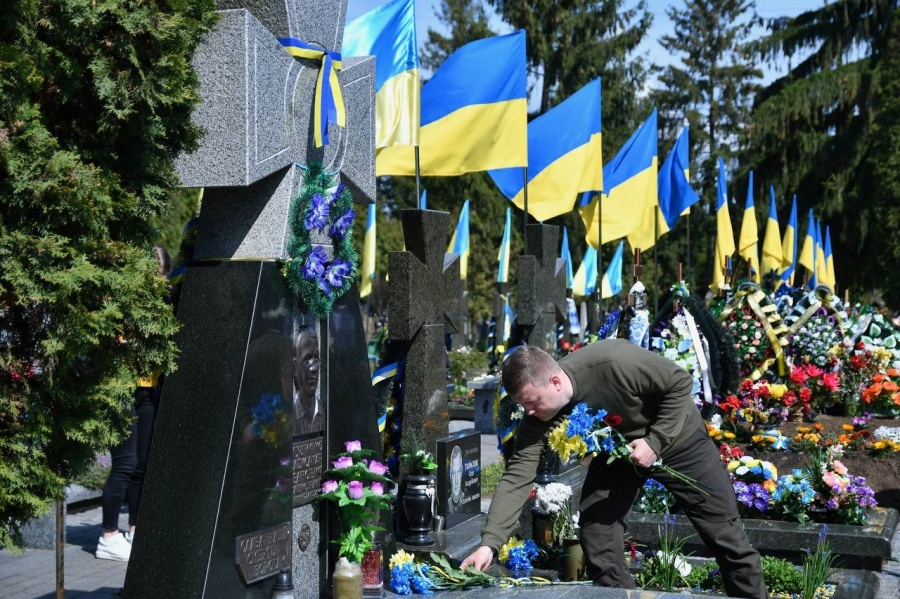 В День пам’яті та примирення на Рівненщині вшанували пам'ять захисників України