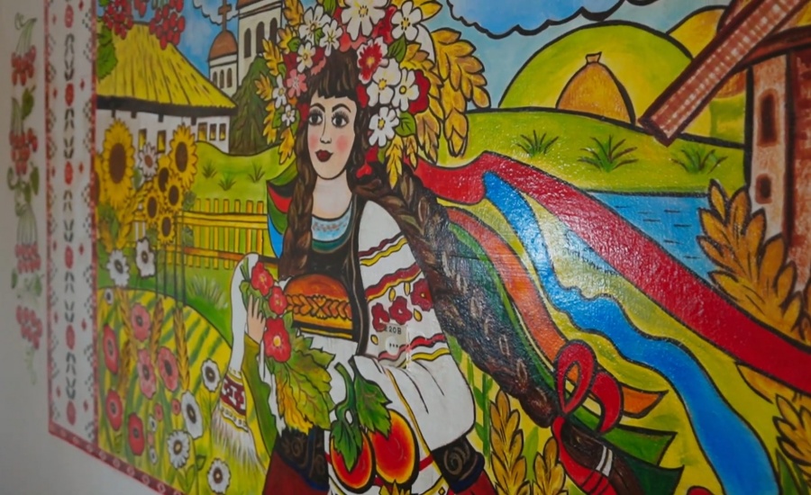 На Сарнинщині переселенка з Донеччини розмальовує стіни патріотичними малюнками