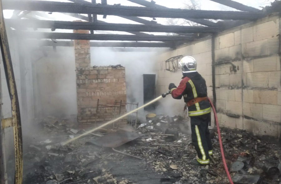 У Вараському районі вогнеборці ліквідували пожежу у приватному домогосподарстві