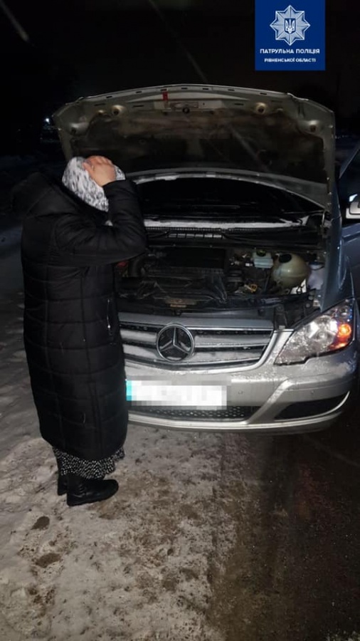 Внаслідок сильного морозу поліцейські допомагали водійці завести авто