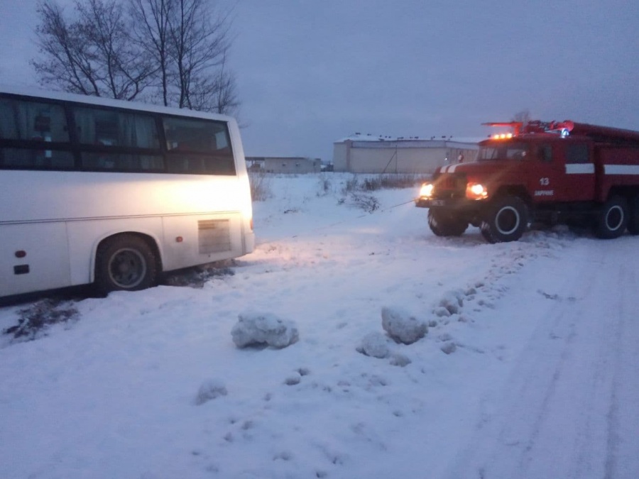 На Рівненщині із снігових заметів звільняли маршрутні автобуси