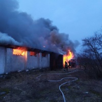 12 рятувальників гасили палаючу господарську будівлю