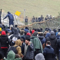 Співчуття по-Лукашенківські: при роздачі їжі на білорусько-польському кордоні сталася бійка між мігрантами