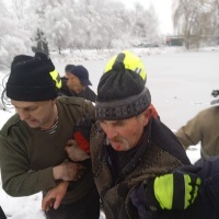 У Дубно очевидці врятували чоловіка, який провалився під кригу