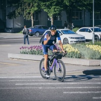 Естонський депутат, який на велосипеді збирає гроші для ЗСУ, завітав на Рівненщину