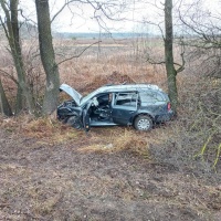 На Дубенщині між двома деревами затисло автомобіль