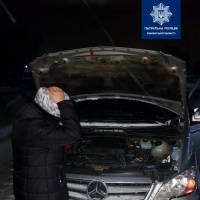 Внаслідок сильного морозу поліцейські допомагали водійці завести авто