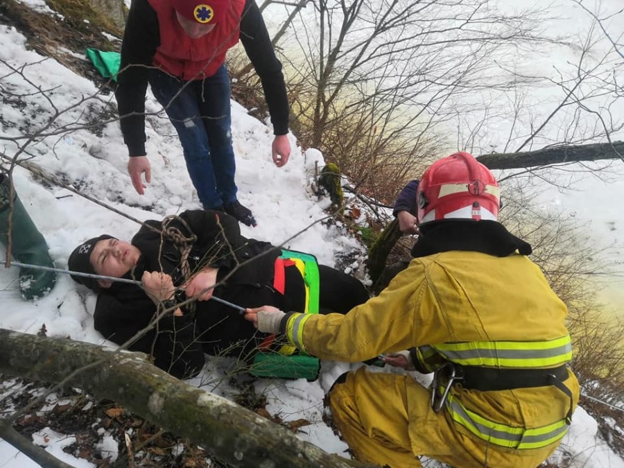 На Березнівщині рятували підлітка, який впав у глибокий рівчак