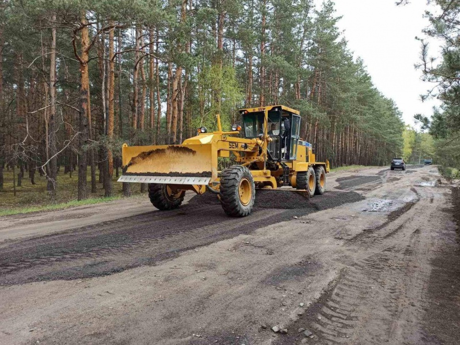 На Рівненщині ремонтують дорогу до Білого озера