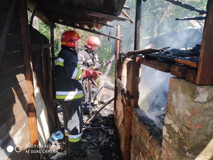 Здолбунівські рятувальники гасили пожежу у приватному господарстві