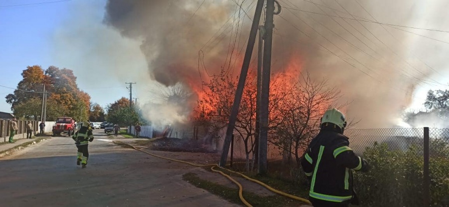 12 вогнеборців гасили пожежу на Сарненщині