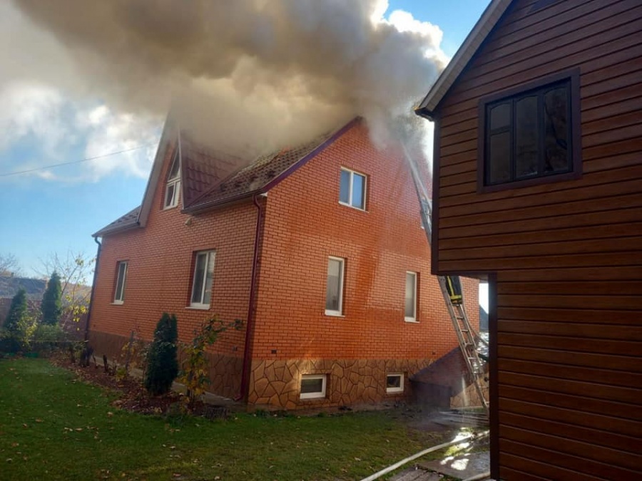 Вараські рятувальники погасили пожежу у приватному будинку (+ФОТО)