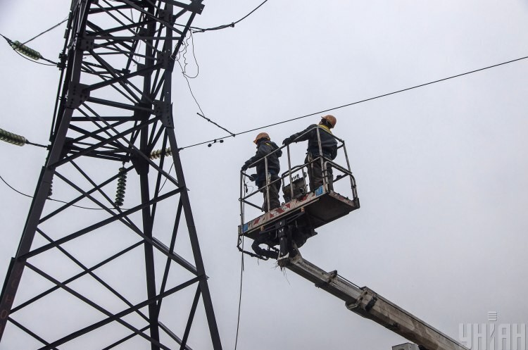 В Україні фіксують дефіцит електроенергії: енергетики закликають економити світло