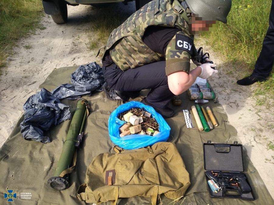 Гранати, вибухівку та іншу зброю знайдено у схованці поблизу Костополя