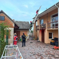 В Здолбунові на даху будинку виявили мертвого чоловіка