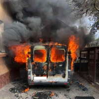 У Радивилові через палаючий автомобіль ледь врятували будинок та інші будівлі